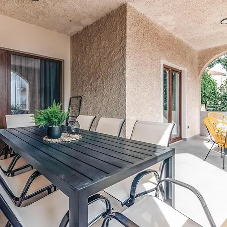 Amazing In With Kitchen Apartman